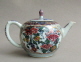 Clobbered Chinese export teapot with London decoration in Limehouse style Qianlong