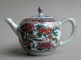 Clobbered Chinese export teapot with London decoration in Limehouse style Qianlong