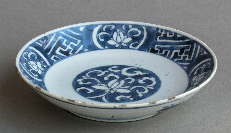 A late Ming blue and white dish with lotus design, Tianqi